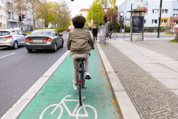 Repräsentative E-Bike-Straßenszene für die Verkehrszeichenerkennung